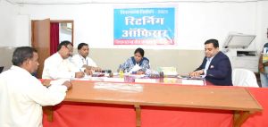 पर्यवेक्षक पहुंचे निर्वाचन अधिकारी कक्ष पर्यवेक्षक पहुंचे निर्वाचन अधिकारी कक्ष