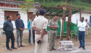 कलेक्टर एवं एसपी ने विभिन्न चेकपोस्टों का किया औचक निरीक्षण कलेक्टर एवं एसपी ने विभिन्न चेकपोस्टों का किया औचक निरीक्षण