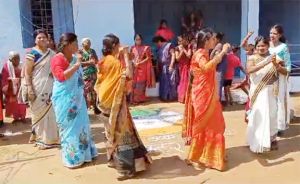 महिलाओं ने सुआ नृत्य कर दिया मतदाता जागरूकता का संदेश महिलाओं ने सुआ नृत्य कर दिया मतदाता जागरूकता का संदेश