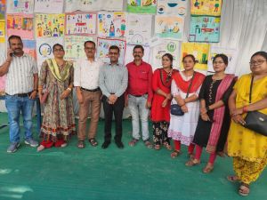 विद्यार्थियों द्वारा तैयार किये गये पोस्टर, फ्लैक्स, पतंगों का किया जा रहा प्रदर्शन