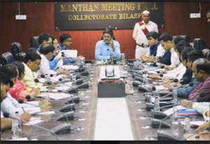  कलेक्टर ने अधिकारियों की बैठक लेकर की चुनाव तैयारियों की समीक्षा