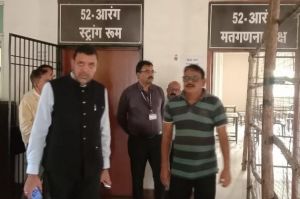 आरंग विधानसभा के प्रेक्षक मीर तारिक अली ने किया स्ट्रांग रूम का अवलोकन आरंग विधानसभा के प्रेक्षक मीर तारिक अली ने किया स्ट्रांग रूम का अवलोकन