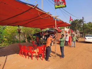 बिना अनुमति के लगे राजनैतिक झण्डे बैनर को जप्त कर रही निगम की टीम बिना अनुमति के लगे राजनैतिक झण्डे बैनर को जप्त कर रही निगम की टीम