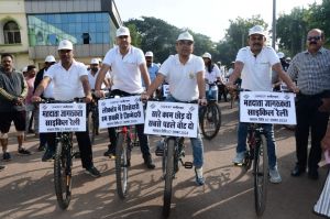 कवर्धा में कलेक्टर की अगुवाई में निकली मतदाता जागरूकता साईकिल रैली कवर्धा में कलेक्टर की अगुवाई में निकली मतदाता जागरूकता साईकिल रैली