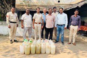 आबकारी विभाग दुर्ग द्वारा ग्राम घोरारी में बड़ी मात्रा में अवैध महुआ शराब एवं लाहन जप्त आबकारी विभाग दुर्ग द्वारा ग्राम घोरारी में बड़ी मात्रा में अवैध महुआ शराब एवं लाहन जप्त