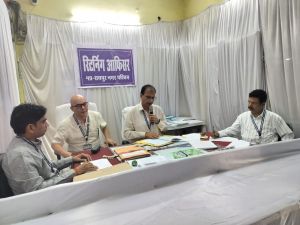 प्रेक्षकों ने नामांकन पत्र के छंटनी प्रक्रिया और स्ट्रांग रूम किया निरीक्षण प्रेक्षकों ने नामांकन पत्र के छंटनी प्रक्रिया और स्ट्रांग रूम किया निरीक्षण