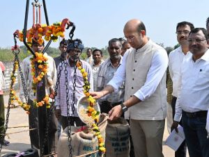  कलेक्टर डॉ. भुरे ने मंदिरहसौद उपार्जन केंद्र में धान खरीदी का किया शुभारंभ 