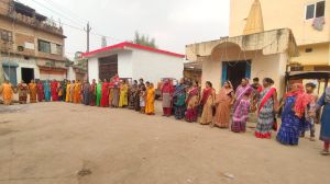 महिलाओं ने मानव श्रृंखला बनाकर 17 नवम्बर को मतदान अवश्य करे का नारा बुलंद किया महिलाओं ने मानव श्रृंखला बनाकर 17 नवम्बर को मतदान अवश्य करे का नारा बुलंद किया