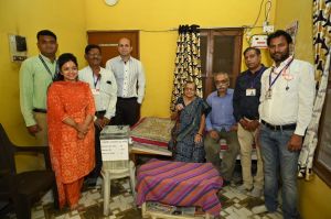 बुजुर्ग मतदाताओं को मतदान की घर पहुंच सुविधा: कलेक्टर डॉ भुरे के साथ मतदान दल पहुँचा तात्यापारा की श्रीमती सुमन के घर