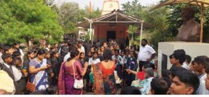 आदर्श विद्यालय रायपुर के विद्यार्थी दीपावली त्योहार की खुशियां साझा करने पहुंचे कुलदीप निगम वृद्धाश्रम 