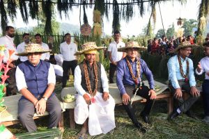  बैगा आदिवासियों के बीच पहुंचे कलेक्टर