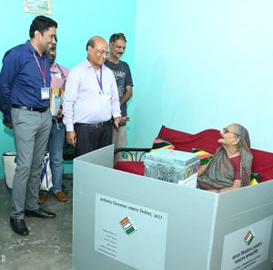  लोकतंत्र को मिला बुजुर्गों का आशीर्वाद...  80 वर्ष से अधिक उम्र के बुजुर्गो ने की होम वोटिंग