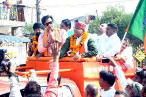 अभिनेता व सांसद रवि किशन ने बिलासपुर में किया रोड शो 