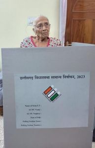 बुजुर्ग एवं दिव्यांग मतदाताओं ने होम वोटिंग कर लोकतंत्र में निभाई अपनी सहभागिता 