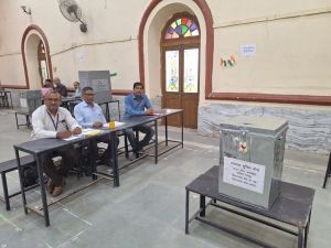टाउन हॉल में बनाए गए सुविधा केंद्र में पोस्टल बैलेट से हो रहे हैं मतदान