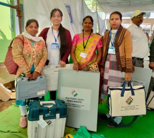 पहली बार नई जिम्मेदारी को लेकर काफी उत्साहित है युवा मतदान कर्मी