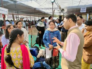 संगवारी मतदान केंद्र के मतदान अधिकारियों को कलेक्टर ने दी  शुभकामना