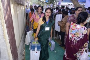  संगवारी मतदान केंद्र के लिए रवाना हुई महिला मतदान कर्मी
