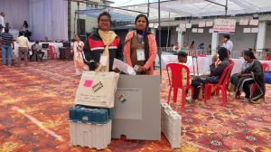 संगवारी मतदान केंद्र में वोटिंग कराएंगी महिला मतदान कर्मी, नई जिम्मेदारी के निर्वहन के लिए उत्साहित और खुश होकर हुईं रवाना संगवारी मतदान केंद्र में वोटिंग कराएंगी महिला मतदान कर्मी, नई जिम्मेदारी के निर्वहन के लिए उत्साहित और खुश होकर हुईं रवाना