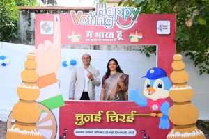 रायपुर कलेक्टर ने पत्नी के साथ मतदान किया रायपुर कलेक्टर ने पत्नी के साथ मतदान किया