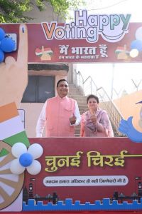 संभागायुक्त डॉ अलंग ने किया मतदान, नागरिकों से की वोट डालने की अपील संभागायुक्त डॉ अलंग ने किया मतदान, नागरिकों से की वोट डालने की अपील