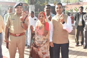 बालोद कलेक्टर-एसपी ने स्वामी आत्मानंद स्कूल पहुँचकर किया मतदान बालोद कलेक्टर-एसपी ने स्वामी आत्मानंद स्कूल पहुँचकर किया मतदान