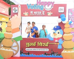 मुख्य निर्वाचन पदाधिकारी रीना बाबासाहेब कंगाले ने किया मतदान मुख्य निर्वाचन पदाधिकारी रीना बाबासाहेब कंगाले ने किया मतदान