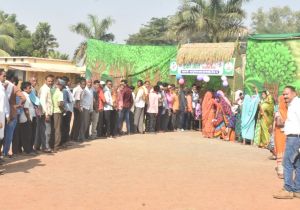 मतदान केंद्र के बाहर दिख रही मतदाताओं में भारी उत्साह मतदान केंद्र के बाहर दिख रही मतदाताओं में भारी उत्साह