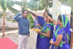 मतदान कर्मियों द्वारा प्रथम मतदाता का तिलक लगाकर स्वागत किया गया मतदान कर्मियों द्वारा प्रथम मतदाता का तिलक लगाकर स्वागत किया गया