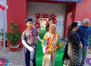 मतदान केंद्रों में मतदाताओं का सहयोग कर रहे हैं मतदाता मित्र मतदान केंद्रों में मतदाताओं का सहयोग कर रहे हैं मतदाता मित्र