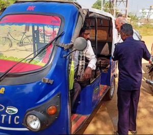 दिव्यांग और वृद्धजनों को ई-रिक्शा की मिली सुविधा दिव्यांग और वृद्धजनों को ई-रिक्शा की मिली सुविधा