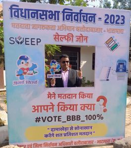 कलेक्टर-एसपी ने किया मतदान,घरो से निकल शत प्रतिशत मतदान करने की अपील कलेक्टर-एसपी ने किया मतदान,घरो से निकल शत प्रतिशत मतदान करने की अपील