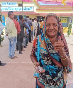 मुस्कराते हुए जतमिन बाई ने कहा-बोट दे हंव, मोरो फ़ोटो खींच न दाऊ