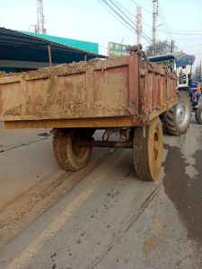 निगम जोन 9 ने सड़क पर मलमा गिराते जा रही ट्रेक्टर ट्राली के मालिक पर 5000रुपये का जुर्माना किया