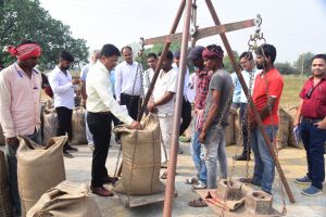  कलेक्टर ने धान खरीदी केन्द्र एवं स्कूल का किया निरीक्षण