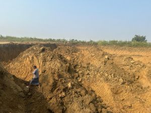 अवैध मिट्टी उत्खनन का मामला , हाईवा जप्त 