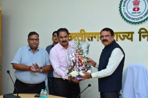  सेवामुक्त हुए छत्तीसगढ़ राज्य निर्वाचन आयुक्त  ठाकुर राम सिंह को आयोग में दी गयी भाव भीनी विदाई