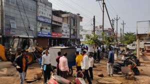 सर्विस रोड पर निगम ने चलाया वृहद बेदखली अभियान