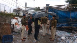 अवैध अहातों पर चले बुलडोज़र,शहर के चखना सेंटरों को किया जा रहा ध्वस्त अवैध अहातों पर चले बुलडोज़र,शहर के चखना सेंटरों को किया जा रहा ध्वस्त