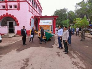 फसल बीमा रथ को कलेक्टर ने दिखाई हरी झण्डी फसल बीमा रथ को कलेक्टर ने दिखाई हरी झण्डी