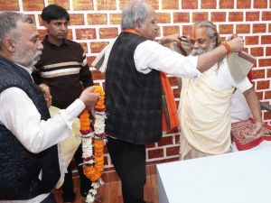 यही संस्कार बृजमोहन को औरों से अलग बनाते हैं... यही संस्कार बृजमोहन को औरों से अलग बनाते हैं...