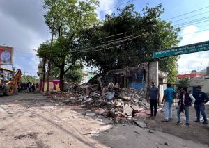 अलसुबह कालीबाड़ी चौक पर हुई अवैध अतिक्रमण हटाने की कार्रवाई अलसुबह कालीबाड़ी चौक पर हुई अवैध अतिक्रमण हटाने की कार्रवाई