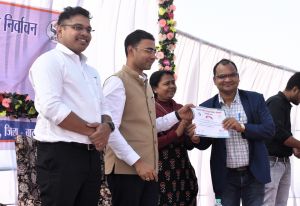 विधानसभा चुनाव: उत्कृष्ट  कार्य करने वाले अधिकारी-कर्मचारियों का किया गया सम्मान