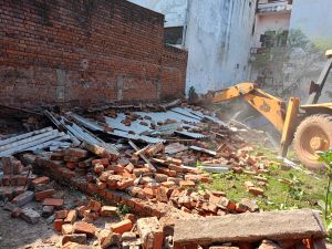 सरकारी योजना के आवास से लगकर किये गये अवैध कब्जे को निगम ने किया बेदखल