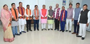 मुख्यमंत्री ने मंत्रिमंडल के सभी नवनियुक्त सदस्यों का पुष्पगुच्छ भेंटकर अभिनंदन किया मुख्यमंत्री ने मंत्रिमंडल के सभी नवनियुक्त सदस्यों का पुष्पगुच्छ भेंटकर अभिनंदन किया