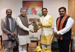 मुख्यमंत्री ने नई दिल्ली में रेलमंत्री से सौजन्य मुलाकात की मुख्यमंत्री ने नई दिल्ली में रेलमंत्री से सौजन्य मुलाकात की