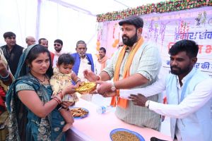  विकसित भारत संकल्प यात्रा शिविर : प्रधानमंत्री आवास सहित विभिन्न योजनाओं की मिल रही जानकारी