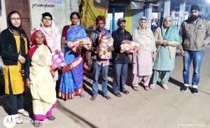 स्त्री सत्संग गुरुद्वारा श्री गुरु सिंघ सभा ने बांटे निराश्रितों को कंबल स्त्री सत्संग गुरुद्वारा श्री गुरु सिंघ सभा ने बांटे निराश्रितों को कंबल