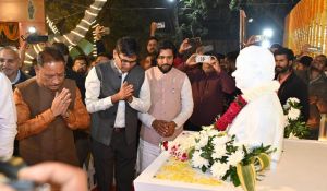 मुख्यमंत्री ने स्व. अटल बिहारी वाजपेयी की प्रतिमा पर पुष्प अर्पित किए मुख्यमंत्री ने स्व. अटल बिहारी वाजपेयी की प्रतिमा पर पुष्प अर्पित किए