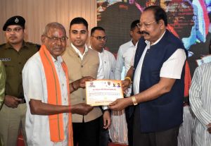 मुख्यमंत्री ने बालोद जिले के 01 लाख 56 हजार 694 किसानों के खातें में किया 223 करोड़ 07 लाख रुपये के बोनस राशि का अंतरण मुख्यमंत्री ने बालोद जिले के 01 लाख 56 हजार 694 किसानों के खातें में किया 223 करोड़ 07 लाख रुपये के बोनस राशि का अंतरण